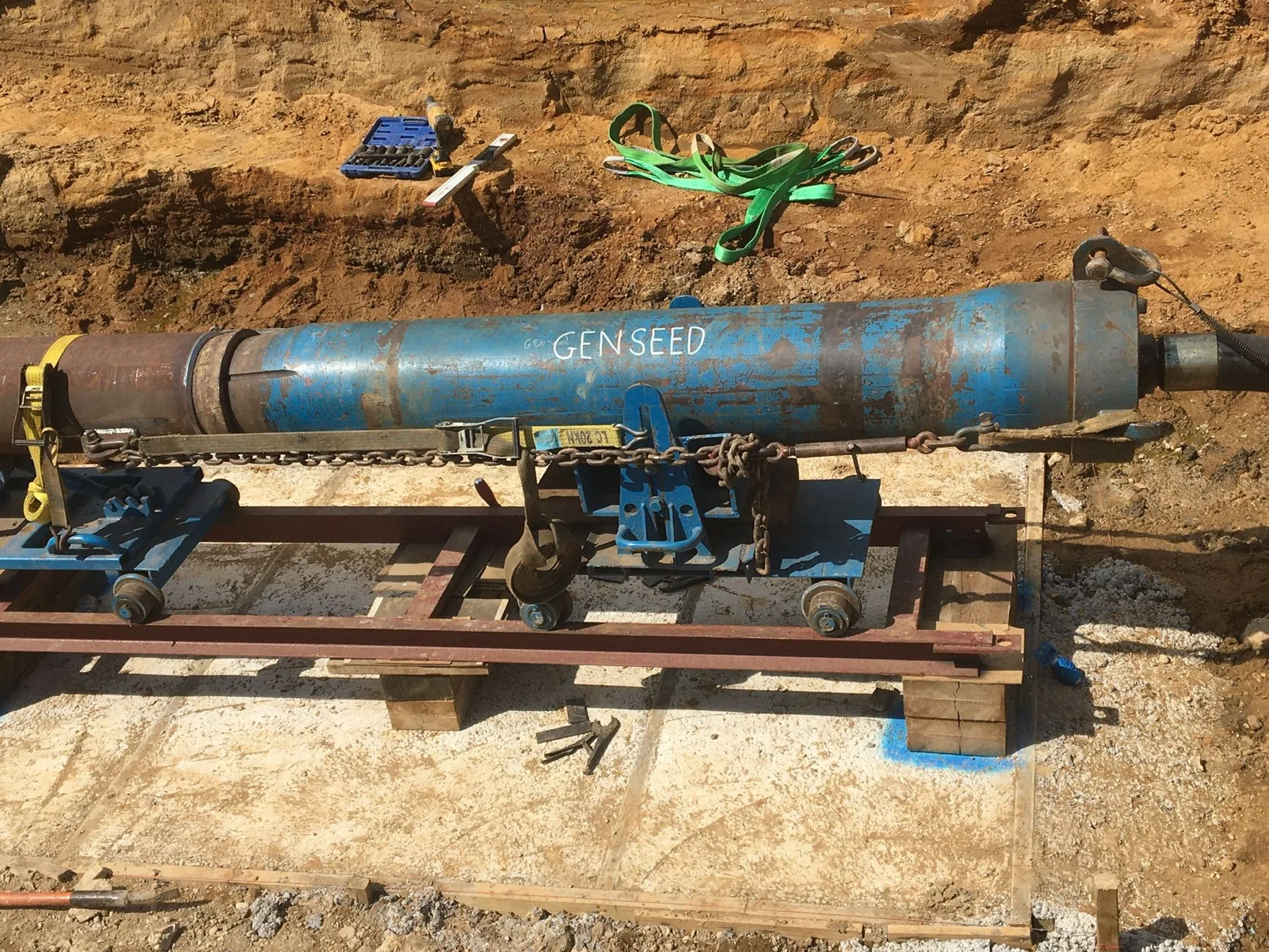 Casing alignment during trenchless pipe ramming works