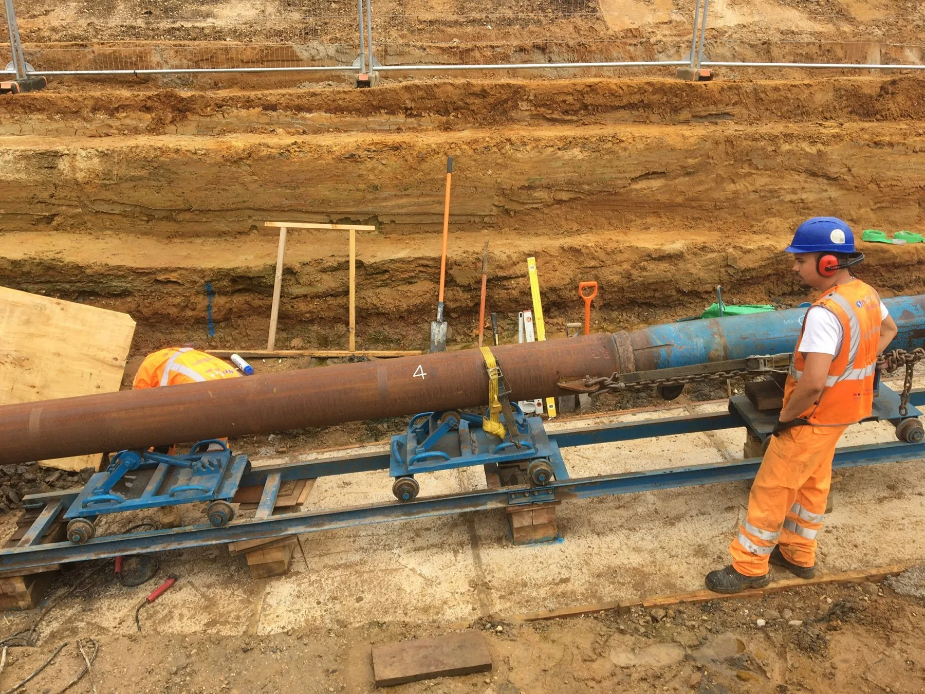324mm OD casing being handled during pipe ramming works