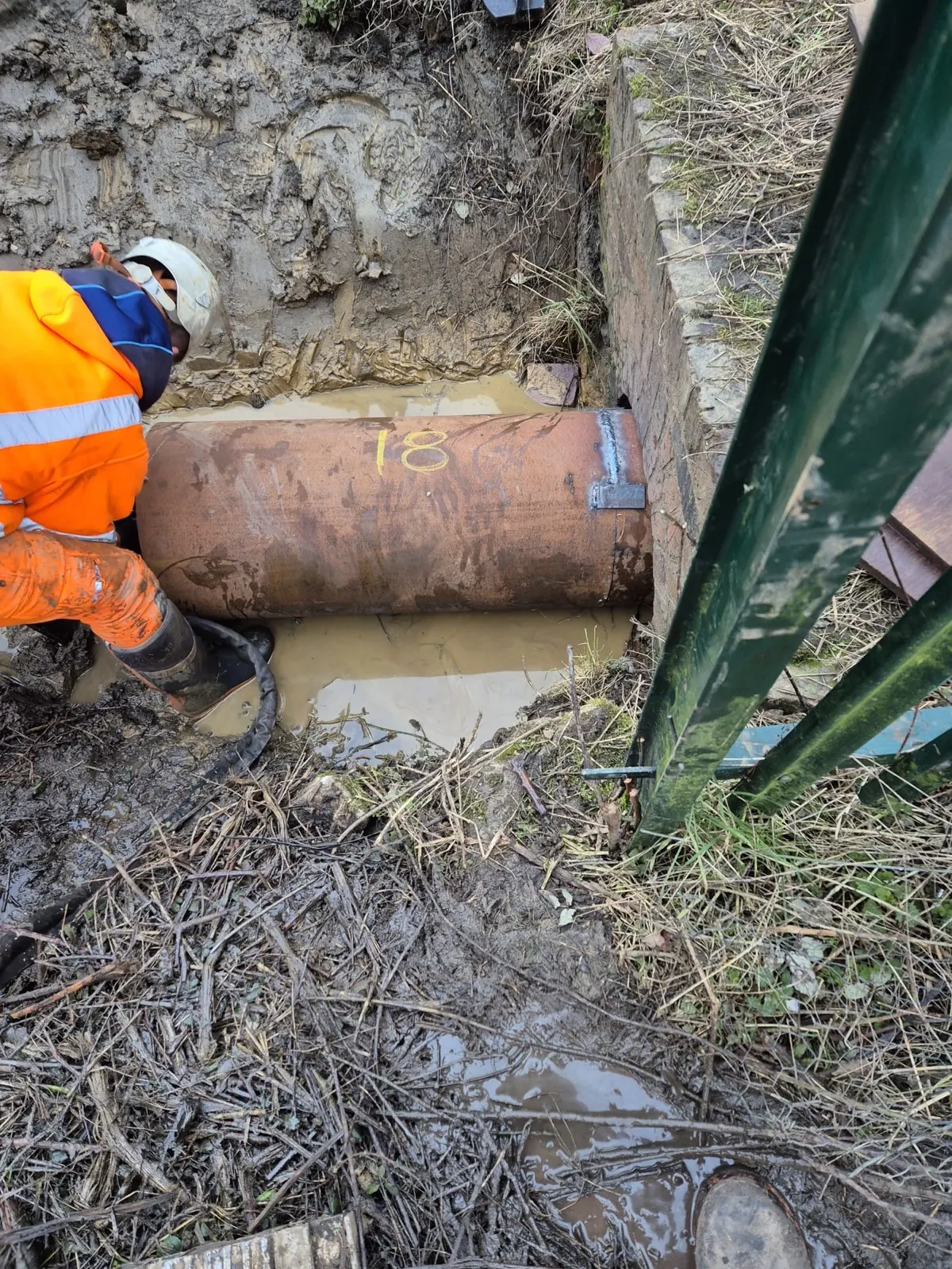 Secondary access area for pipe jacking works