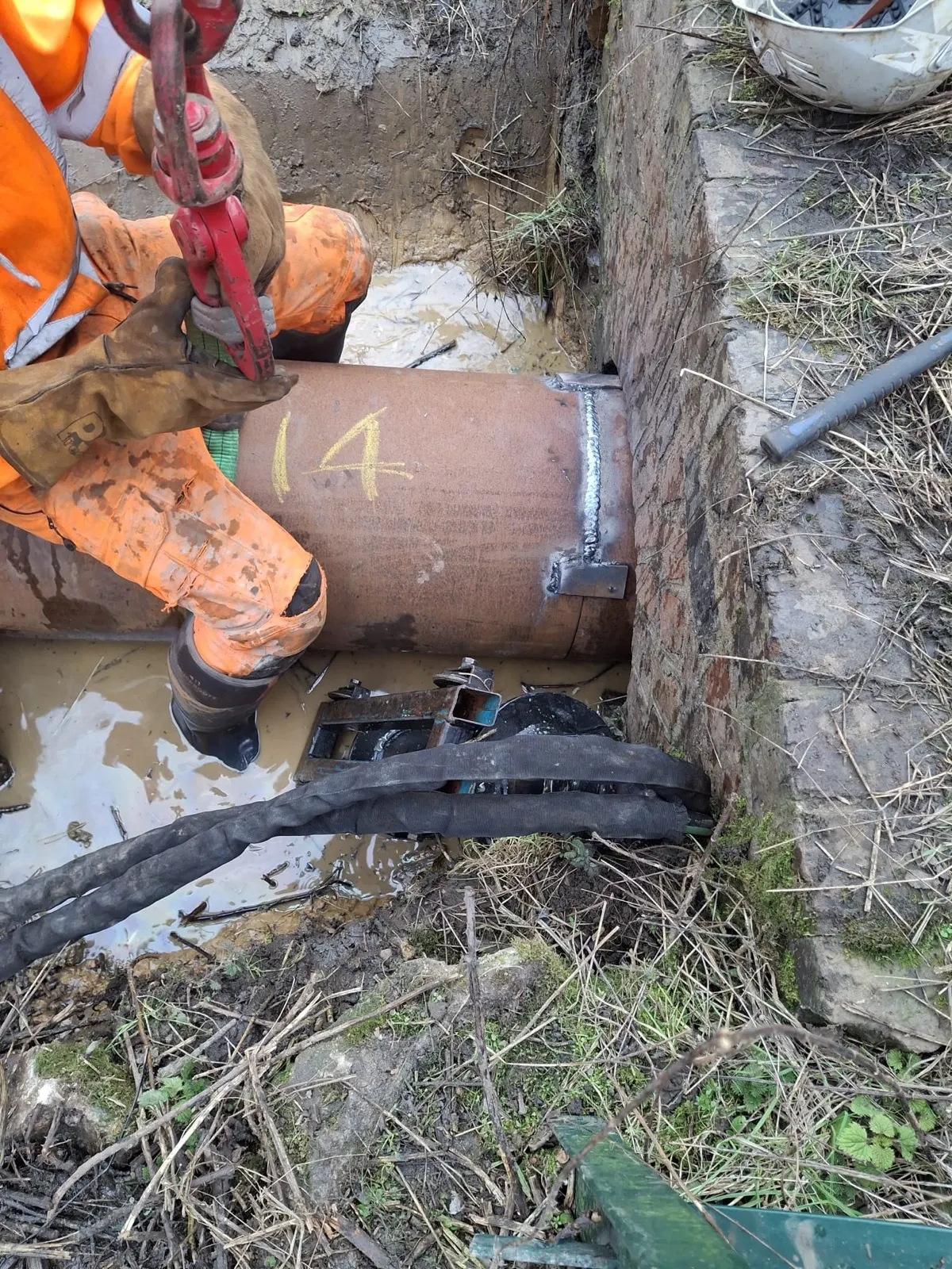 Pipe jacking equipment for trenchless installation